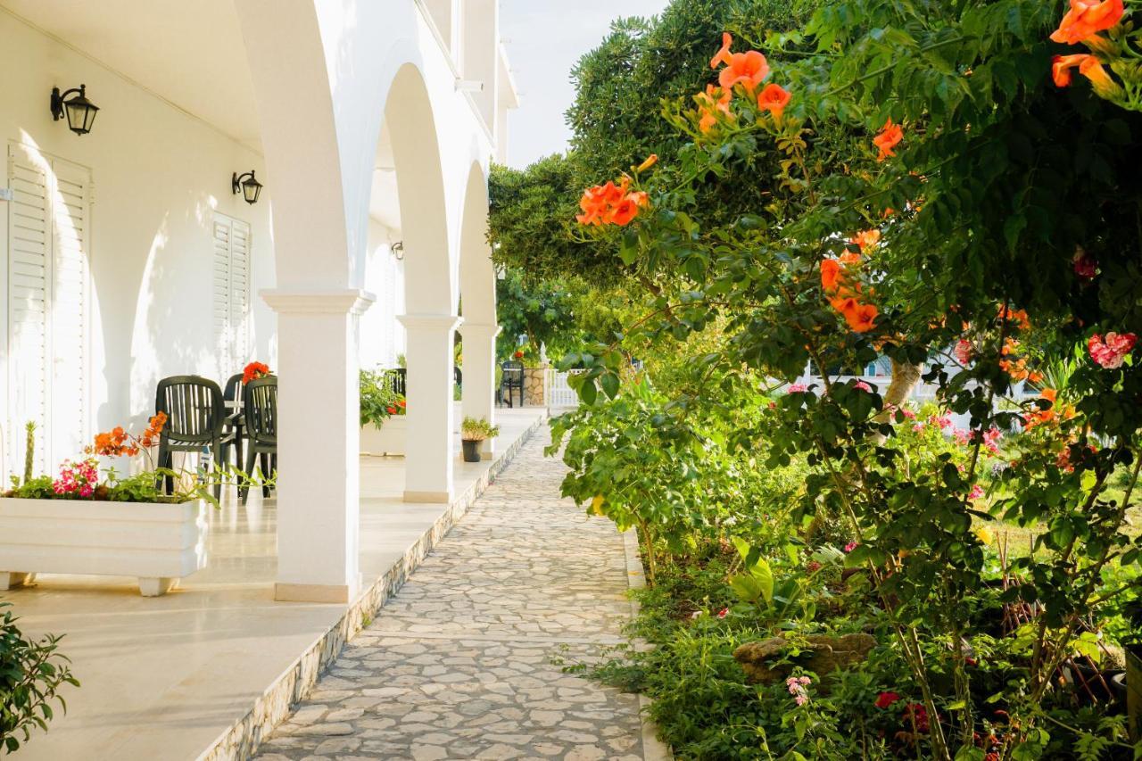Cubaneros Holiday Inn Laganas Exterior photo